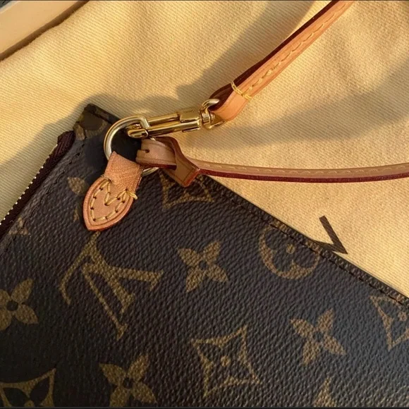 💛SOLD💛Louis Vuitton wristlet - Picture 6 of 9